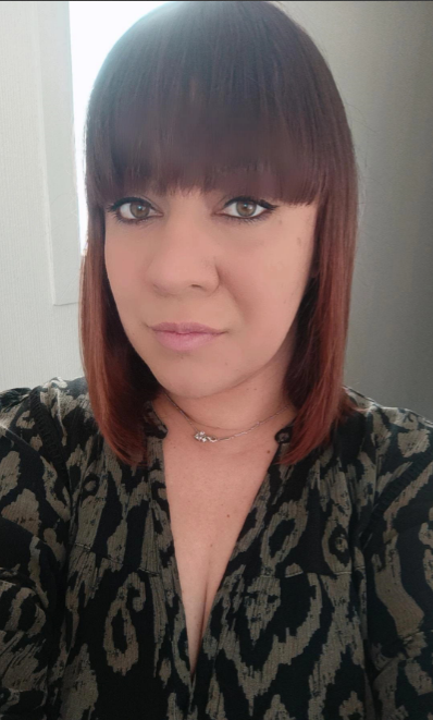 alt="Amélie, assistante freelance souriante à La Rochelle, spécialisée en gestion administrative et commerciale"